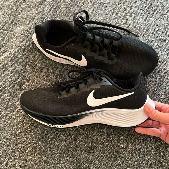 NIKE Air Zoom Pegasus 37 ' B&W! Worn Twice!